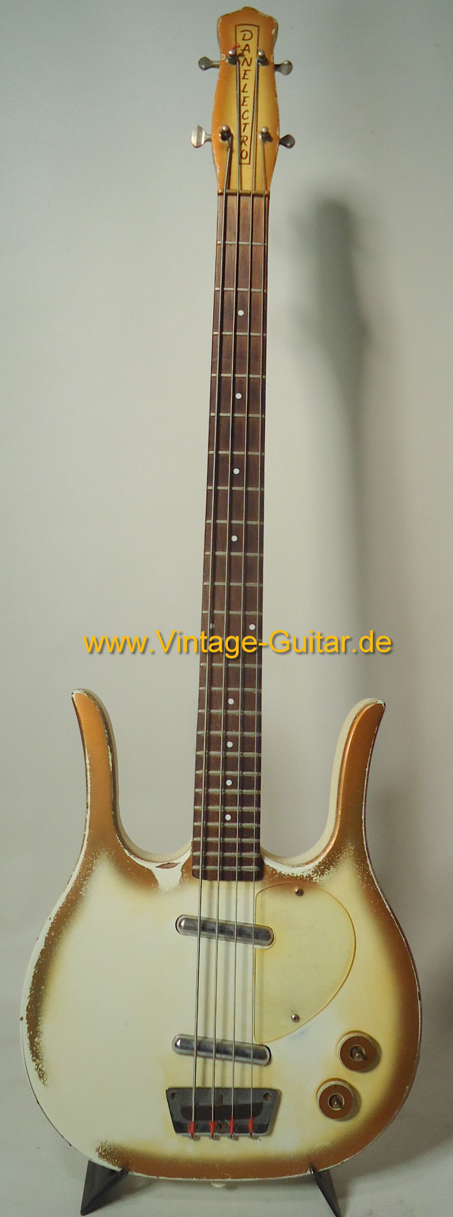 Danelectro Longhorn Bass a.jpg